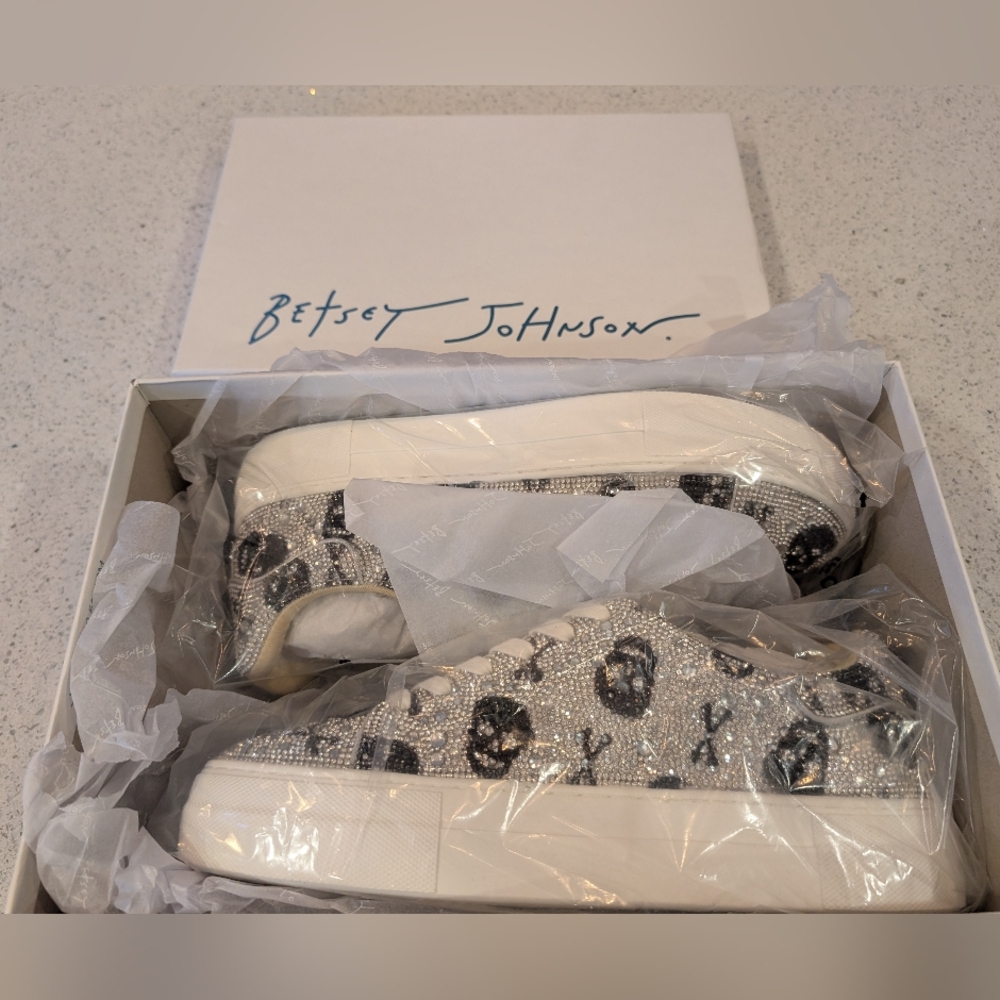 Betsey Johnson Sydney skulls shoes 9.5 - Picture 2 of 3
